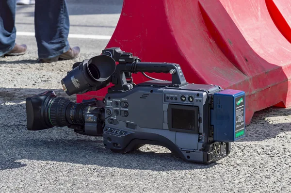 Місцеве Телебачення Професійна Відеокамера Знаходиться Тротуарі Між Звітами Вид Спереду — стокове фото