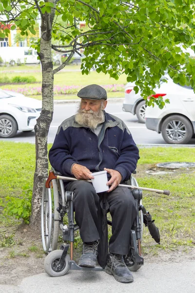 Дорослий Чоловік Бородою Збирає Пожертвування Вид Спереду Сургут Росія Червня — стокове фото