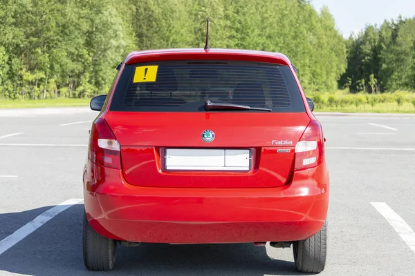 Hatchback Vermelho Com Adesivo Janela Traseira Estacionamento Atrás Cidade Surgut — Fotografia de Stock