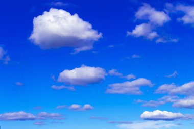 Mavi gökyüzü ve beyaz bulutlar. Alt görünüm