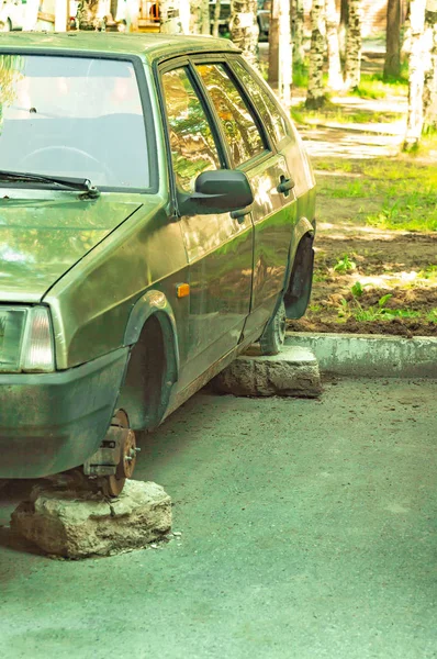 Oude Russische Auto Zonder Wielen Tuin Zijaanzicht Vooraan — Stockfoto