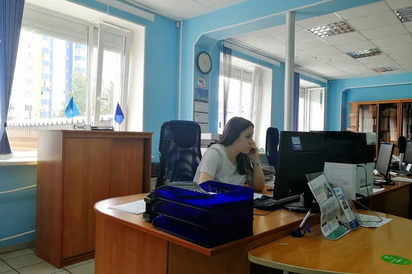 Menina Escritório Companhia Seguros Yugoria Surgut Rússia Julho 2019 — Fotografia de Stock