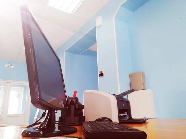 Büroarbeitsplatz Monitor Tastatur Drucker Seitenansicht — Stockfoto