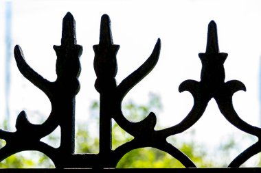 Metal çitin elemanları. Ön görünüm