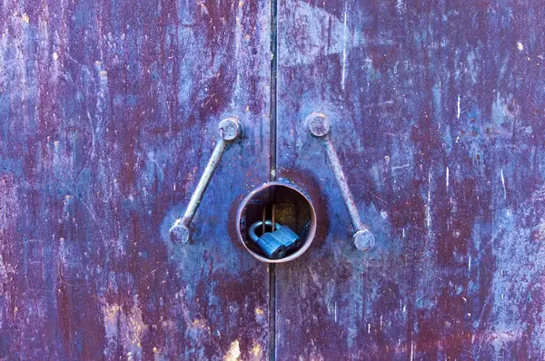 Porta Textura Metálica Enferrujada Azul Com Bloqueio Vista Frontal — Fotografia de Stock