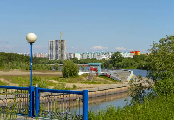 Embankment Del Río Saimaa Cerca Universidad Vista Frontal Surgut Rusia —  Fotos de Stock