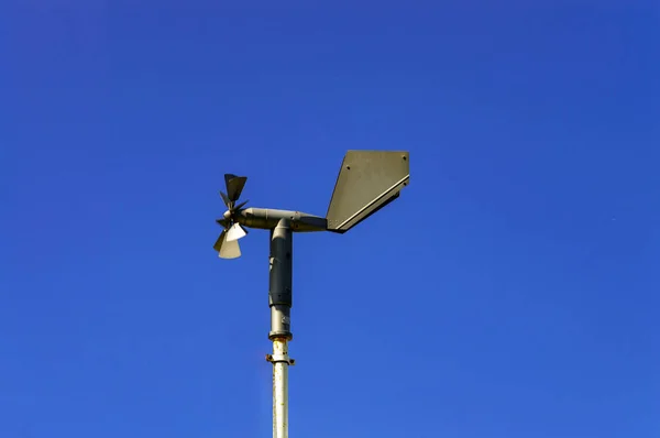 Weathervane Meteorológiai Állomás Propeller Ellen Egy Kék Eget Elülső Nézet — Stock Fotó