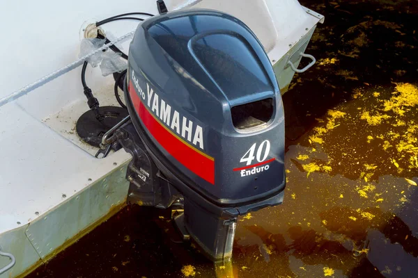 Подводный Мотор Yamaha Enduro Белой Лодке Выпущенный Воду Сургут Россия — стоковое фото