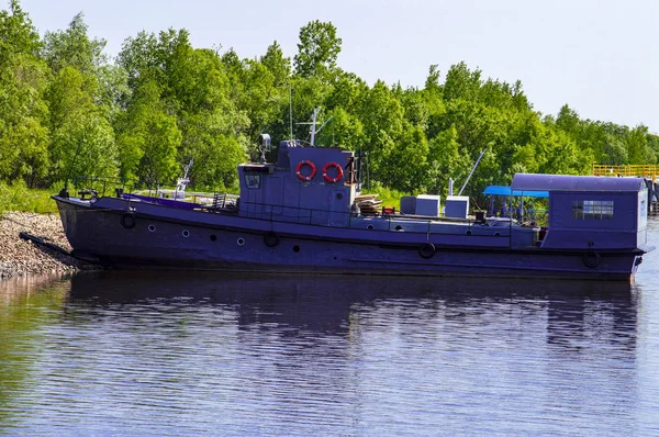 Ein Kleines Fischerboot Das Ufer Festgemacht Hat Seitenansicht — Stockfoto