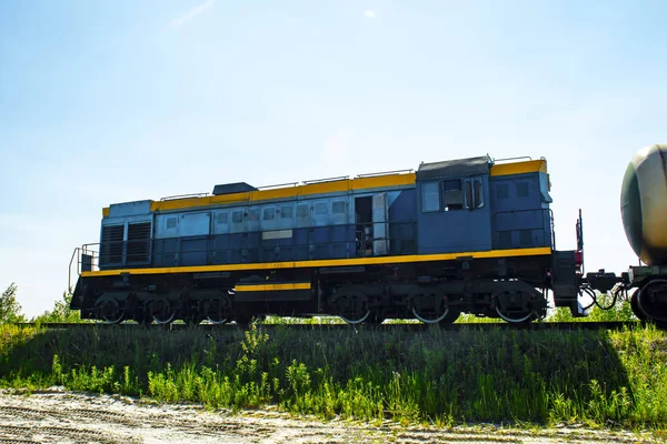 Eine Lokomotive Schleppt Einen Kesselwagen Gegen Den Blauen Himmel Seitenansicht — Stockfoto