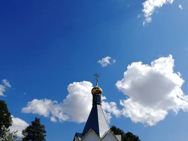 Купол Русской Православной Церкви Крестом Синем Небе Белыми Облаками Рядом — стоковое фото