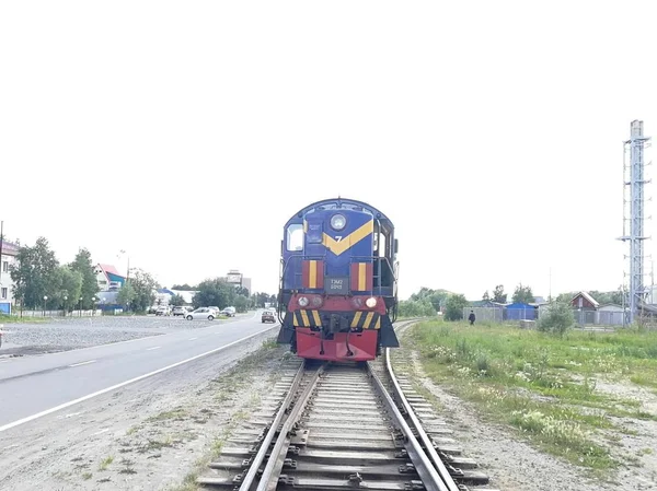 Lokomotivní Vlak Modrou Barvou Jezdí Podél Kolejí Průmyslové Zóně Města — Stock fotografie
