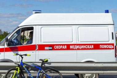 Otomatik ambulans ve bisiklet. Şehirdeki yolda bir bisikletçi çaldı. Yan görünüm. Surgut, Rusya-Haziran 30 1, 2019