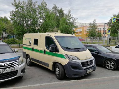 Mağazanın yakınındaki otoparkta para toplama minibüsü. Ön görüş. Surgut, Rusya - 05 Ağustos 2019