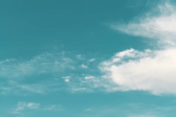 Белые Облака Светло Голубом Небе Нижний Вид — стоковое фото