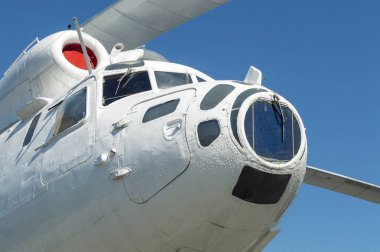 Bir yolcu ve yük helikopterinin kabini. Aşağıdan görüntüle.