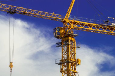 Bir şantiyede sarı inşaat gantry vinç. Alt görünüm