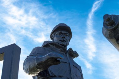 Gaz endüstrisindeki işçiler için bir anıt parçası. Aşağıdan görüntüleyin. Surgut, Rusya - 17 Temmuz 2019