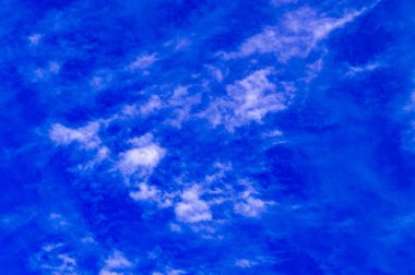 Tüylü beyaz bulutlarla mavi gökyüzü. Alt görünüm.