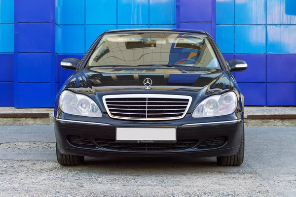 Αυτοκίνητο Της Mercedes Στα Μαύρα Μπροστινή Όψη Σουργκούτ Ρωσία Αυγούστου — Φωτογραφία Αρχείου