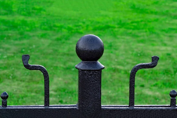 Curly Top Metal Fence Background Green Lawn Front View — Stock Photo, Image