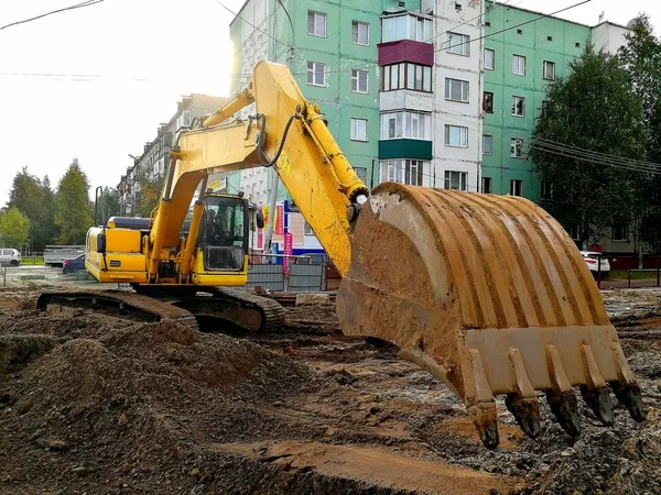 Koparka Poziomowanie Gleby Placu Budowy Surgut Rosja Wrzesień 2019 — Zdjęcie stockowe