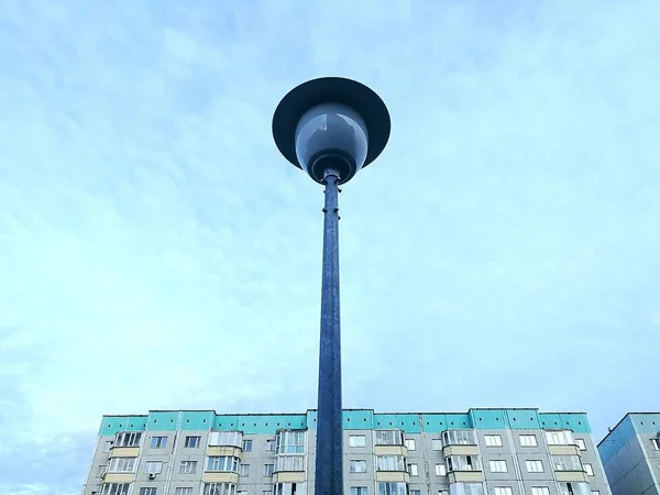 Одинокий Фонарь Улице Фоне Многоэтажного Здания Вечернего Неба Вид Снизу — стоковое фото