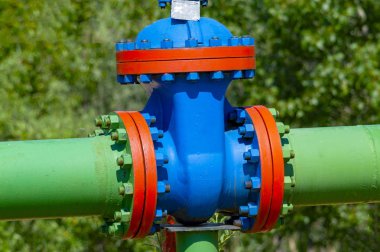 Sibirya'daki bir tarlaya yağ pompalamak için borunun vanası. Ön görünüm.