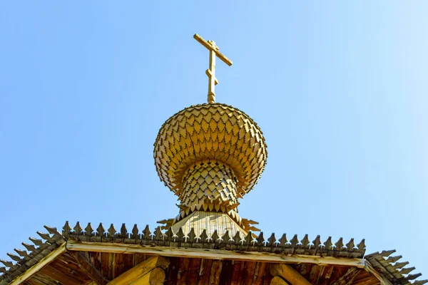 Kuppel mit dem Kreuz einer christlichen Holzkirche in der Sonne. — Stockfoto