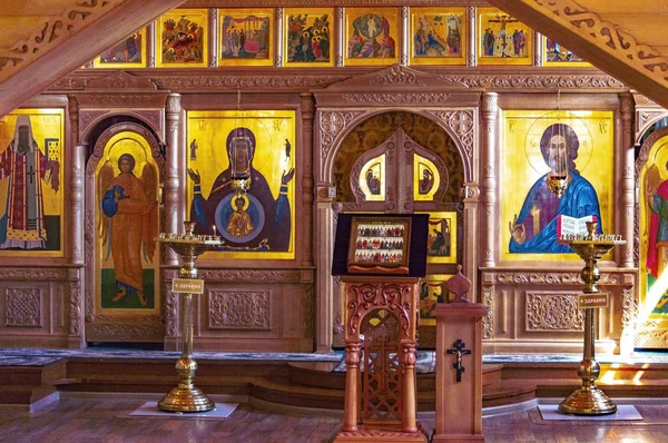 Θραύσμα του τέμπλου στην Εκκλησία στο Όνομα των Αγίων Πάντων στη Σιβηρική Γη, — Φωτογραφία Αρχείου