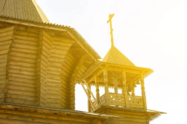 Glockenturm und Kuppel einer christlichen Holzkirche in der Sonne. — Stockfoto