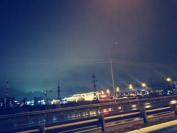 夜の街田舎道からの眺め 特殊文字の地平線 レトロなフィルム加工 特別騒音 — ストック写真