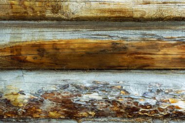 Eski ahşap bir evin ahşap bir parçası. Sibirya 'da. Ön görünüm.