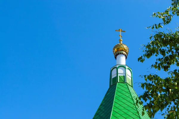 Dach Und Kreuz Einer Christlich Orthodoxen Kapelle Vor Blauem Himmel — Stockfoto