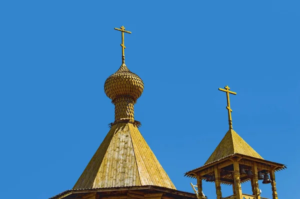 Der Glockenturm Einer Orthodoxen Holzkirche Kreuze Auf Der Hauptkuppel Und — Stockfoto