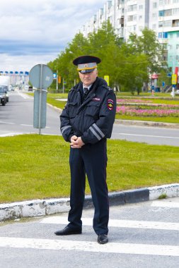 Devriye gezen trafik devriyesi polisi. Ön manzara. Surgut, Rusya - 12 Haziran 2019.