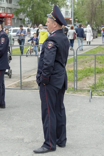 Ulici Stojí Policista Rukama Kapsách Kalhot Pozorně Dívá Lidi Kolem — Stock fotografie