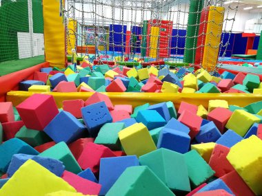 Çocuk oyunları için delikte yumuşak küpler. Ön görünüm.