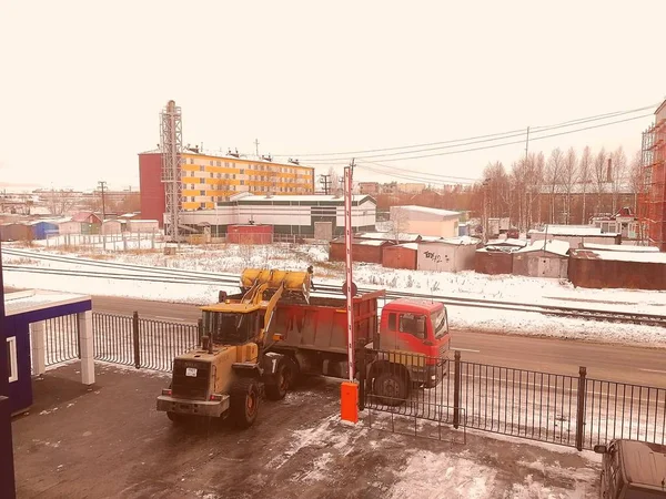 Una Cargadora Limpia Nieve Cerca Una Valla Hormigón Vista Lateral —  Fotos de Stock