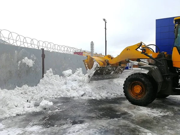 Ładowarka Czyści Śnieg Pobliżu Betonowego Ogrodzenia Widok Boku Surgut Rosja — Zdjęcie stockowe