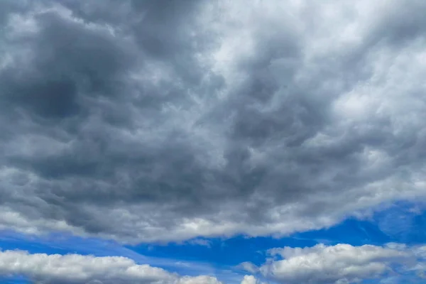 Vista Dal Basso Cielo Blu Con Nuvole Bianche — Foto Stock