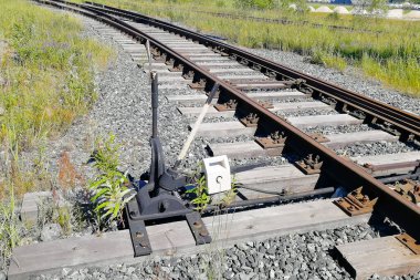 Demiryolunda ayarlanabilir ok. Demiryolundaki bir çatalın üzerinde ayarlanabilir ok. Ön manzara. Yaz Zamanı Doğa