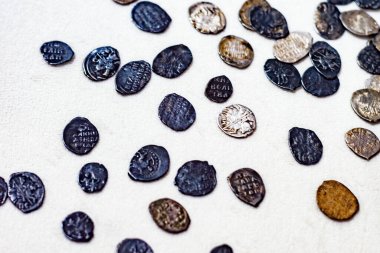 9. yüzyılın Rus sikkeleri. Yukarıdan beyaz arkaplanda görüntüle.