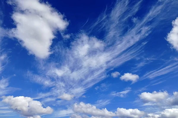 Céu Azul Com Nuvens Brancas Vista Baixo — Fotografia de Stock