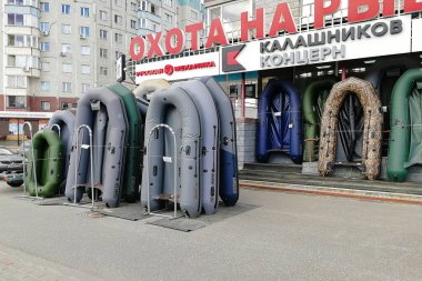 Lastik botlar. Bir av dükkanının yakınındaki açık bir alanda. Surgut, Rusya - 20 Temmuz 2020