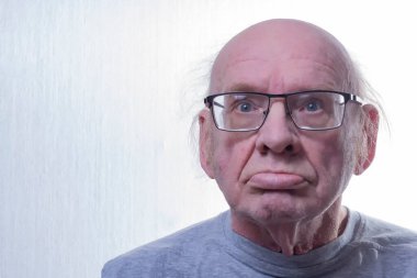 Gözlüklü yaşlı bir adam. Portre. Boşluğu kopyala.