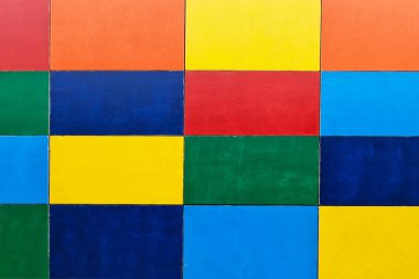 Duvarda çok renkli fayanslar var. Renkli desenli arka plan. Önden görünüm.