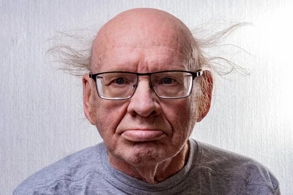  Yaşlı adam büyük bir portre. Saçlar farklı yönlerde. Burnunda gözlük var..