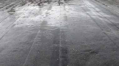 Yağmur yavaştan düşüyor. Gökyüzünün yansıması. Çatı katı. Siyah beyaz video.