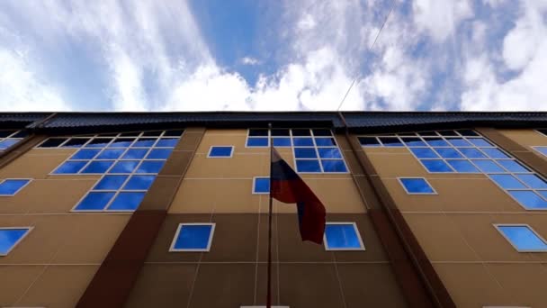 Bandeira Russa Varanda Casa Vista Baixo Para Cima Edifício Multi — Vídeo de Stock